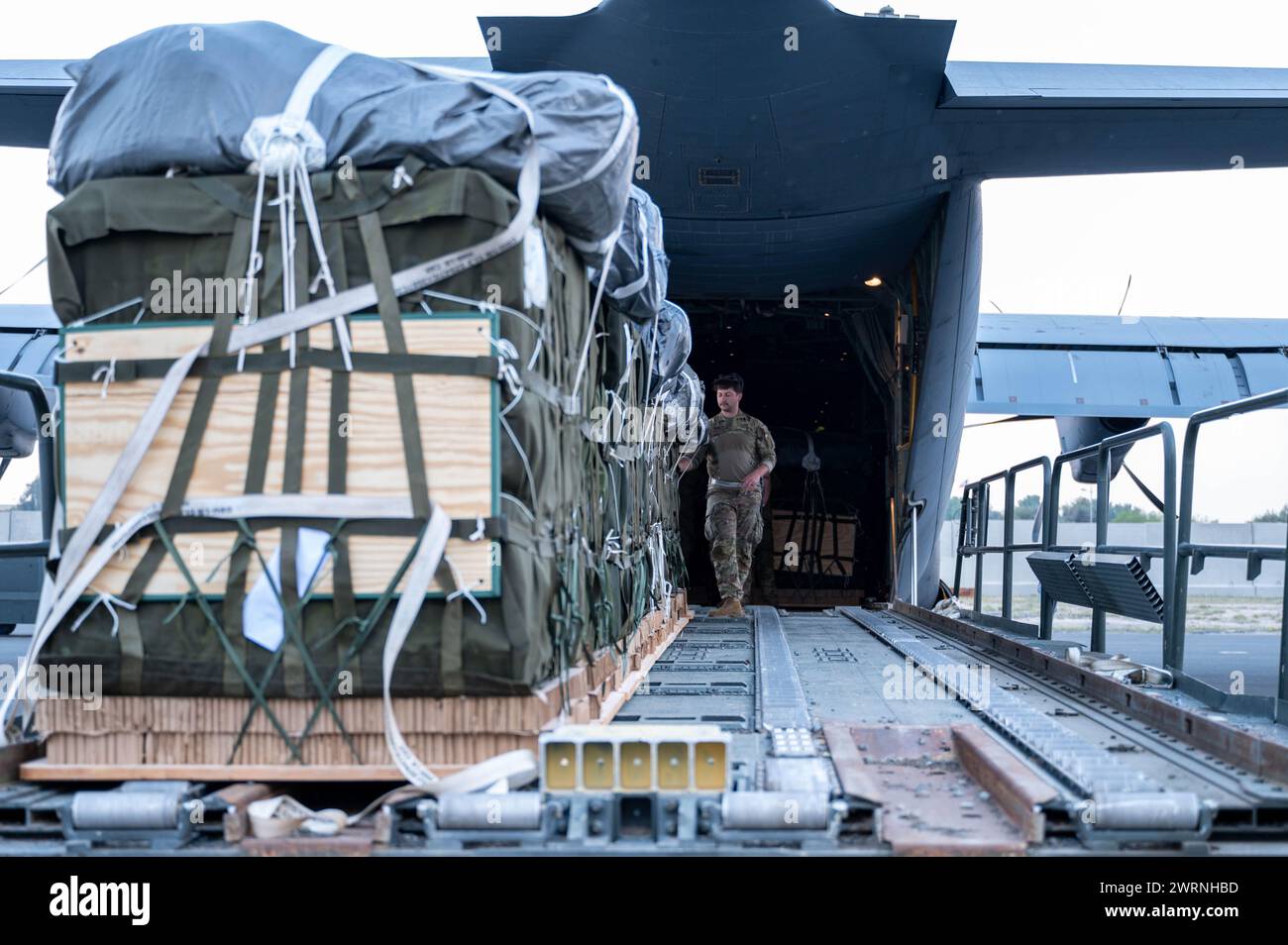 Zarqa, Giordania. 11 marzo 2024. Un comandante del carico della U.S. Air Force posiziona pallet di aiuti umanitari per il caricamento nella stiva di carico di un aereo C-130J Super Hercules della U.S. Air Force presso la King Abdullah II Air base, 11 marzo 2024 a Zarqa, Governatorato di Zarqa, Giordania. Gli aiuti alimentari saranno lanciati in aria ai rifugiati palestinesi intrappolati dalla guerra israeliana contro Hamas. Credito: A1C Caleb Parker/US Airforce Photo/Alamy Live News Foto Stock