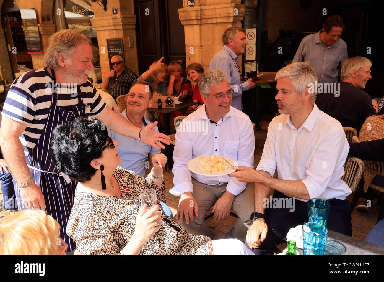 Laurent Wauquiez, politico francese "Les Républicains", durante la campagna elettorale a Sarlat nel Périgord noir a sostegno del locale c Foto Stock