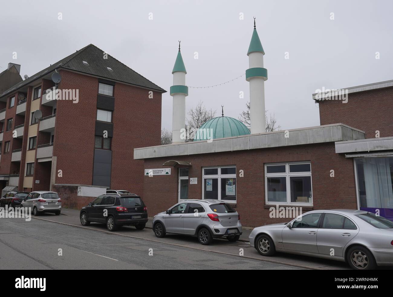 13 marzo 2024, Schleswig-Holstein, Neumünster: Veduta della Moschea Fatih della Comunità islamica Neumünster e.V. alla stazione ferroviaria. Foto: Marcus Brandt/dpa - ATTENZIONE: Le targhe sono state pixellate per motivi legali Foto Stock