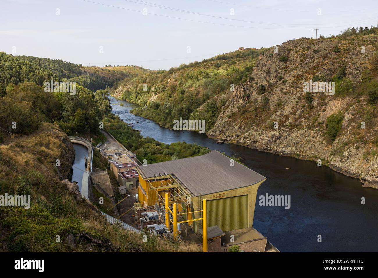 Gorges de la Loire et Bâtiment de la centrale électrique en aval du Barrage de Grangent Foto Stock