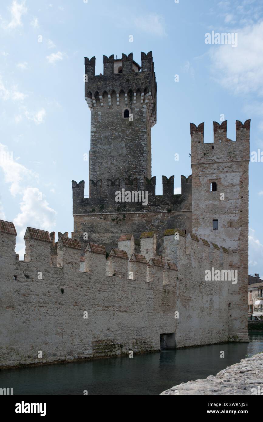 Splendido castello medievale a Sirmione, sul Lago di Garda. Italia Foto Stock