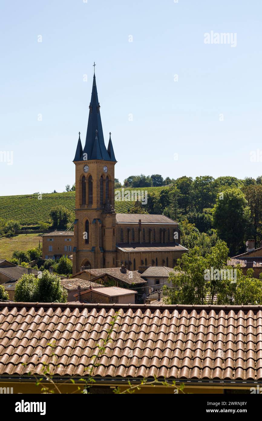 Clocher en pierres dorées de l'Église Saint-Etienne dans le Village de Jarnioux, dans le Beaujolais Foto Stock