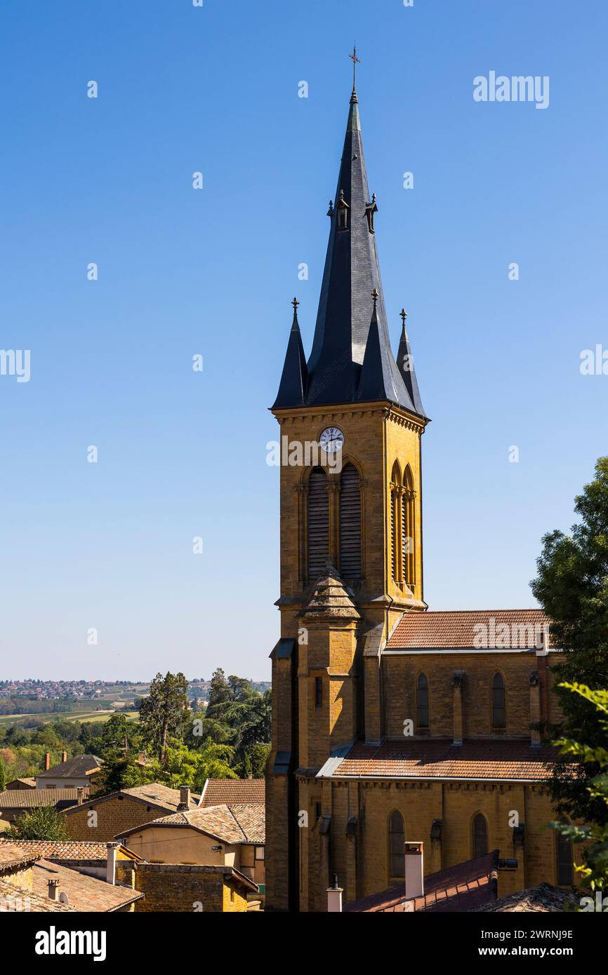 Clocher en pierres dorées de l'Église Saint-Etienne dans le Village de Jarnioux, dans le Beaujolais Foto Stock