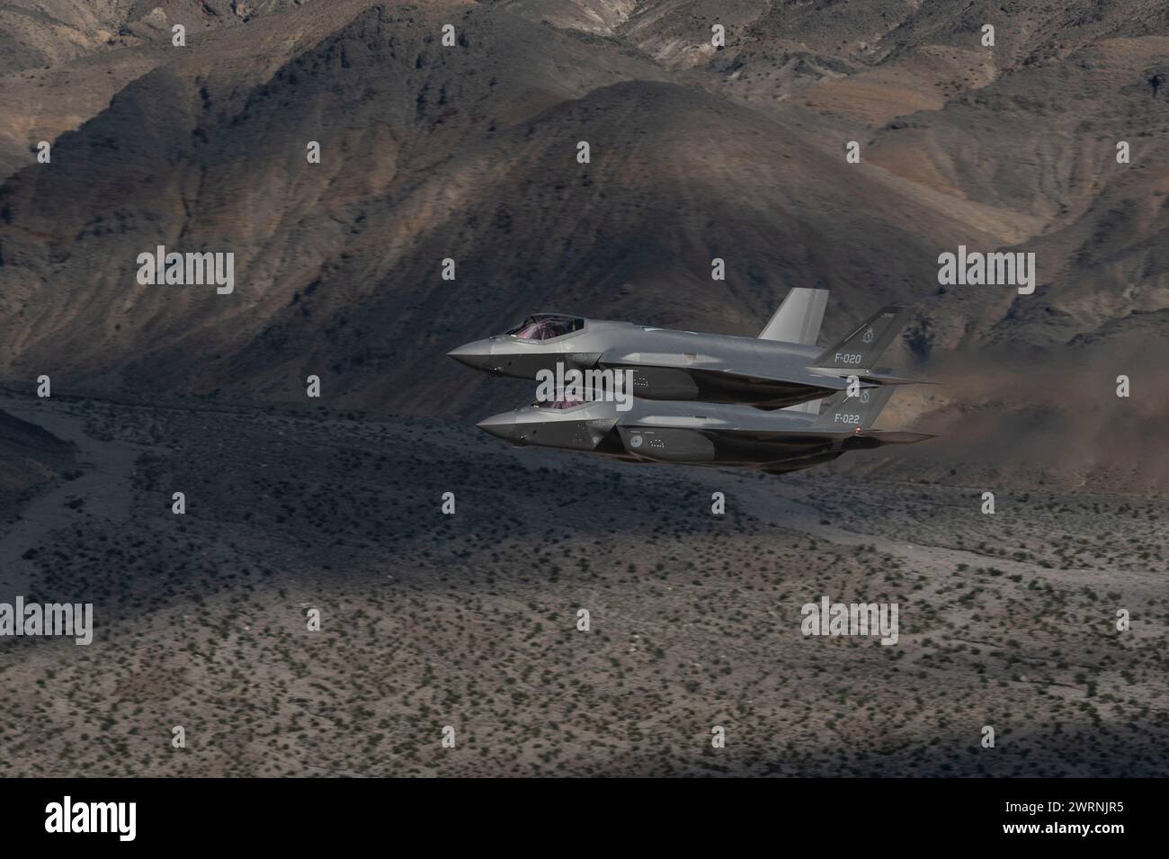 Death Valley, Stati Uniti. 7 marzo 2024. Due aerei da caccia stealth F-35A Lightning II della Royal Netherlands Air Force eseguono manovre di basso livello durante l'esercitazione multinazionale Red Flag-Nellis 24-2, 7 marzo 2024 sopra la Death Valley, California. Credito: SRA Megan Estrada/U.S. Air Force/Alamy Live News Foto Stock