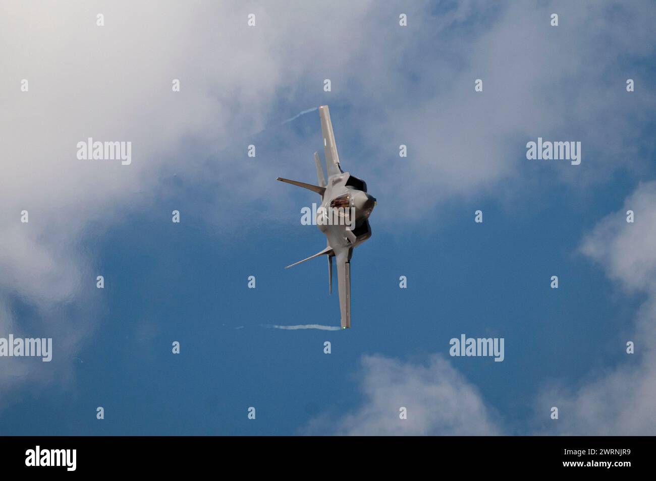 Death Valley, Stati Uniti. 7 marzo 2024. Un aereo da caccia stealth F-35A Lightning II della Royal Netherlands Air Force esegue manovre di basso livello durante l'esercitazione multinazionale Red Flag-Nellis 24-2, 7 marzo 2024 sopra la Death Valley, California. Credito: SRA Megan Estrada/U.S. Air Force/Alamy Live News Foto Stock