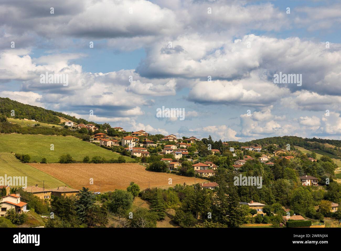 Hameau des Fontaines, sur les flancs d’une collines du Beaujolais, depuis le Village d’Oingt Foto Stock