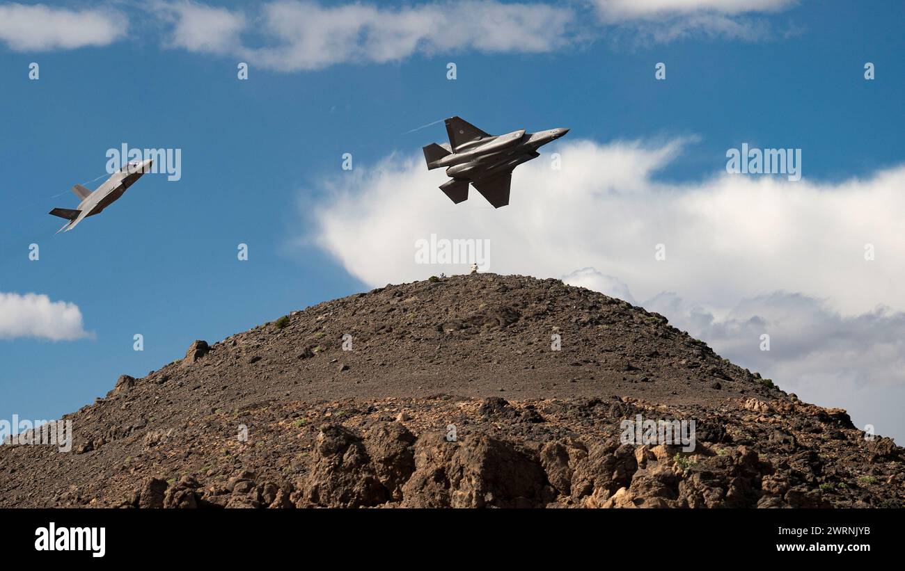 Death Valley, Stati Uniti. 7 marzo 2024. Due aerei da caccia stealth F-35A Lightning II della Royal Netherlands Air Force eseguono manovre di basso livello durante l'esercitazione multinazionale Red Flag-Nellis 24-2, 7 marzo 2024 sopra la Death Valley, California. Credito: SRA Megan Estrada/U.S. Air Force/Alamy Live News Foto Stock