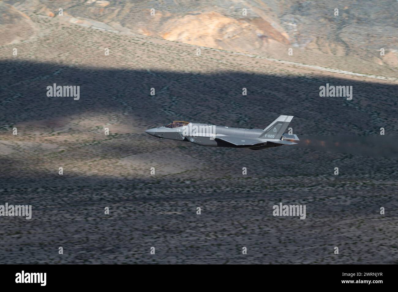 Death Valley, Stati Uniti. 7 marzo 2024. Un aereo da caccia stealth F-35A Lightning II della Royal Netherlands Air Force esegue manovre di basso livello durante l'esercitazione multinazionale Red Flag-Nellis 24-2, 7 marzo 2024 sopra la Death Valley, California. Crediti: William Lewis/U.S. Air Force/Alamy Live News Foto Stock