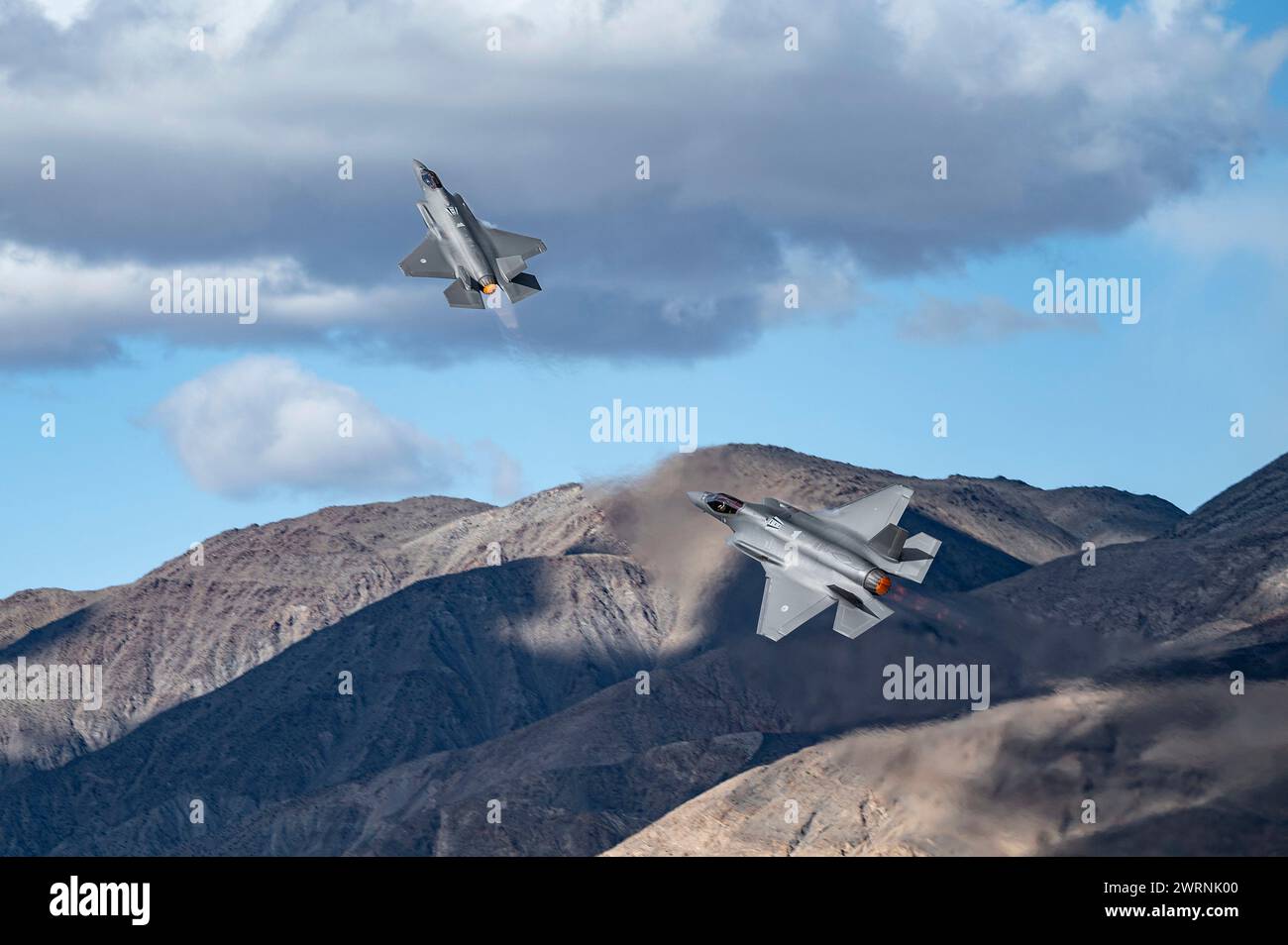 Death Valley, Stati Uniti. 7 marzo 2024. Due aerei da caccia stealth F-35A Lightning II della Royal Netherlands Air Force eseguono manovre di basso livello durante l'esercitazione multinazionale Red Flag-Nellis 24-2, 7 marzo 2024 sopra la Death Valley, California. Crediti: William Lewis/U.S. Air Force/Alamy Live News Foto Stock