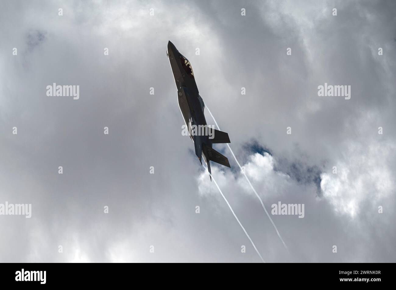 Death Valley, Stati Uniti. 7 marzo 2024. Un aereo da caccia stealth F-35A Lightning II della Royal Netherlands Air Force esegue manovre di basso livello durante l'esercitazione multinazionale Red Flag-Nellis 24-2, 7 marzo 2024 sopra la Death Valley, California. Credito: SRA Megan Estrada/U.S. Air Force/Alamy Live News Foto Stock