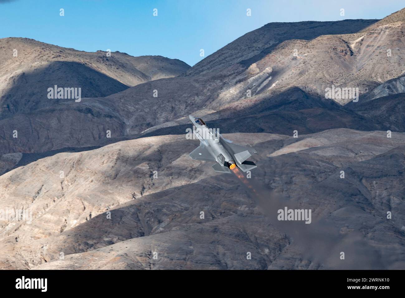 Death Valley, Stati Uniti. 7 marzo 2024. Un aereo da caccia stealth F-35A Lightning II della Royal Netherlands Air Force esegue manovre di basso livello durante l'esercitazione multinazionale Red Flag-Nellis 24-2, 7 marzo 2024 sopra la Death Valley, California. Crediti: William Lewis/U.S. Air Force/Alamy Live News Foto Stock