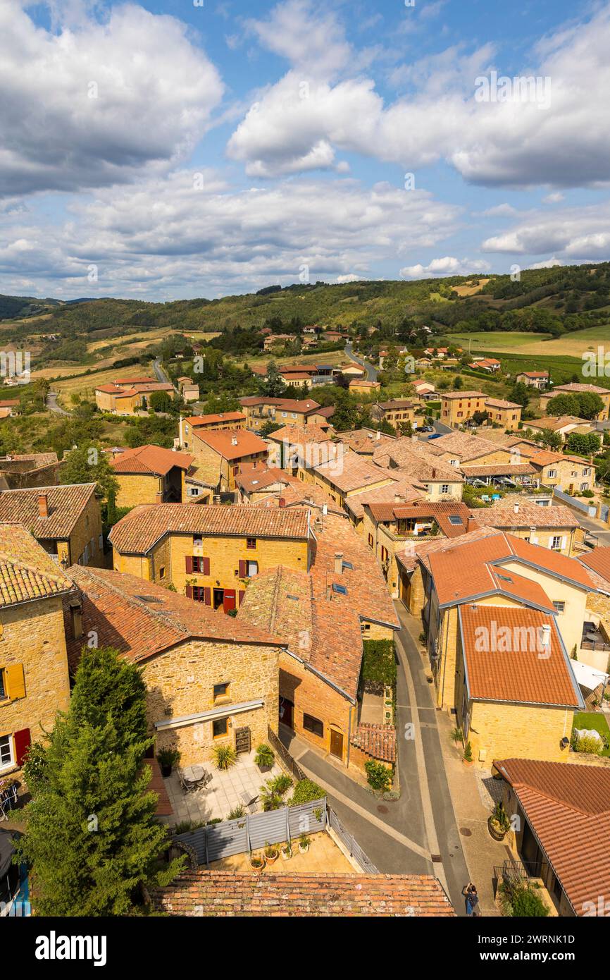 Village médiéval d’Oingt construit en pierres dorées typique de cette région du Beaujolais dominant un paysage de collines et de vignobles depuis le S. Foto Stock