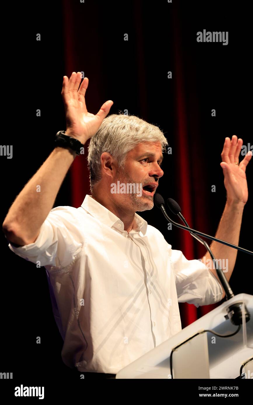 Laurent Wauquiez, politico francese "Les Républicains", durante la campagna elettorale a Sarlat nel Périgord noir a sostegno del locale c Foto Stock