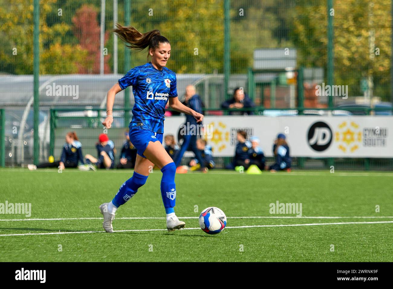Ystrad Mynach, Galles. 3 ottobre 2021. Kaitlyn Morgan-Hemmens di Cardiff City Ladies durante il riscaldamento pre-partita prima del match di fa Women's National League Southern Premier Division tra Cardiff City Ladies e Hounslow Women al Centre of Sporting Excellence di Ystrad Mynach, Galles, Regno Unito, il 3 ottobre 2021. Crediti: Duncan Thomas/Majestic Media. Foto Stock