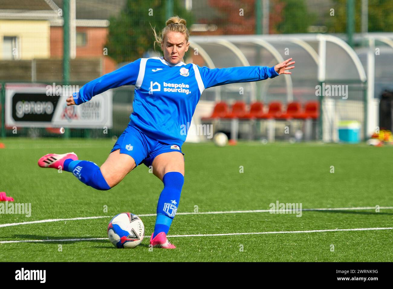 Ystrad Mynach, Galles. 3 ottobre 2021. Kelly Issac di Cardiff City Ladies durante il riscaldamento pre-partita prima della partita di fa Women's National League Southern Premier Division tra Cardiff City Ladies e Hounslow Women al Centre of Sporting Excellence di Ystrad Mynach, Galles, Regno Unito, il 3 ottobre 2021. Crediti: Duncan Thomas/Majestic Media. Foto Stock