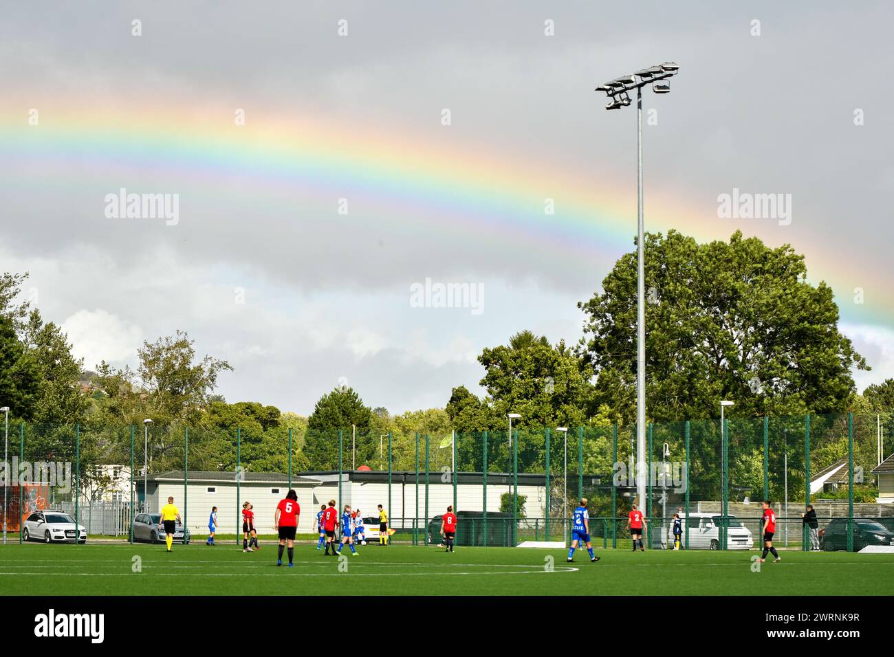 Ystrad Mynach, Galles. 3 ottobre 2021. Un arcobaleno appare durante la prima metà della partita di fa Women's National League Southern Premier Division tra Cardiff City Ladies e Hounslow Women al Centre of Sporting Excellence di Ystrad Mynach, Galles, Regno Unito, il 3 ottobre 2021. Crediti: Duncan Thomas/Majestic Media. Foto Stock