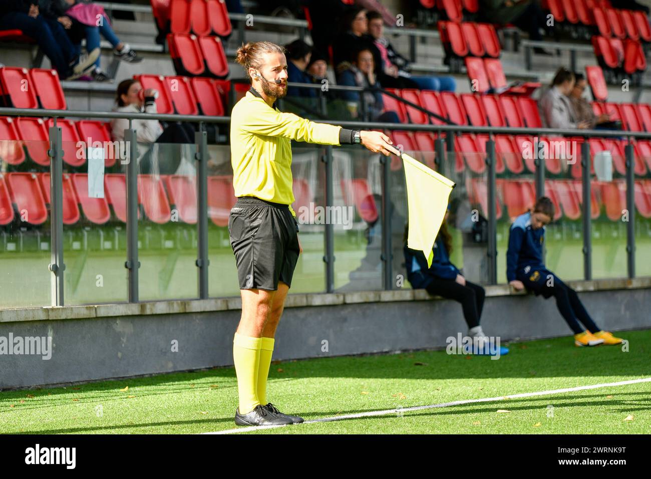 Ystrad Mynach, Galles. 3 ottobre 2021. L'assistente arbitro Tegid Richards alza la sua bandiera durante la partita di fa Women's National League Southern Premier Division tra Cardiff City Ladies e Hounslow Women al Centre of Sporting Excellence di Ystrad Mynach, Galles, Regno Unito, il 3 ottobre 2021. Crediti: Duncan Thomas/Majestic Media. Foto Stock
