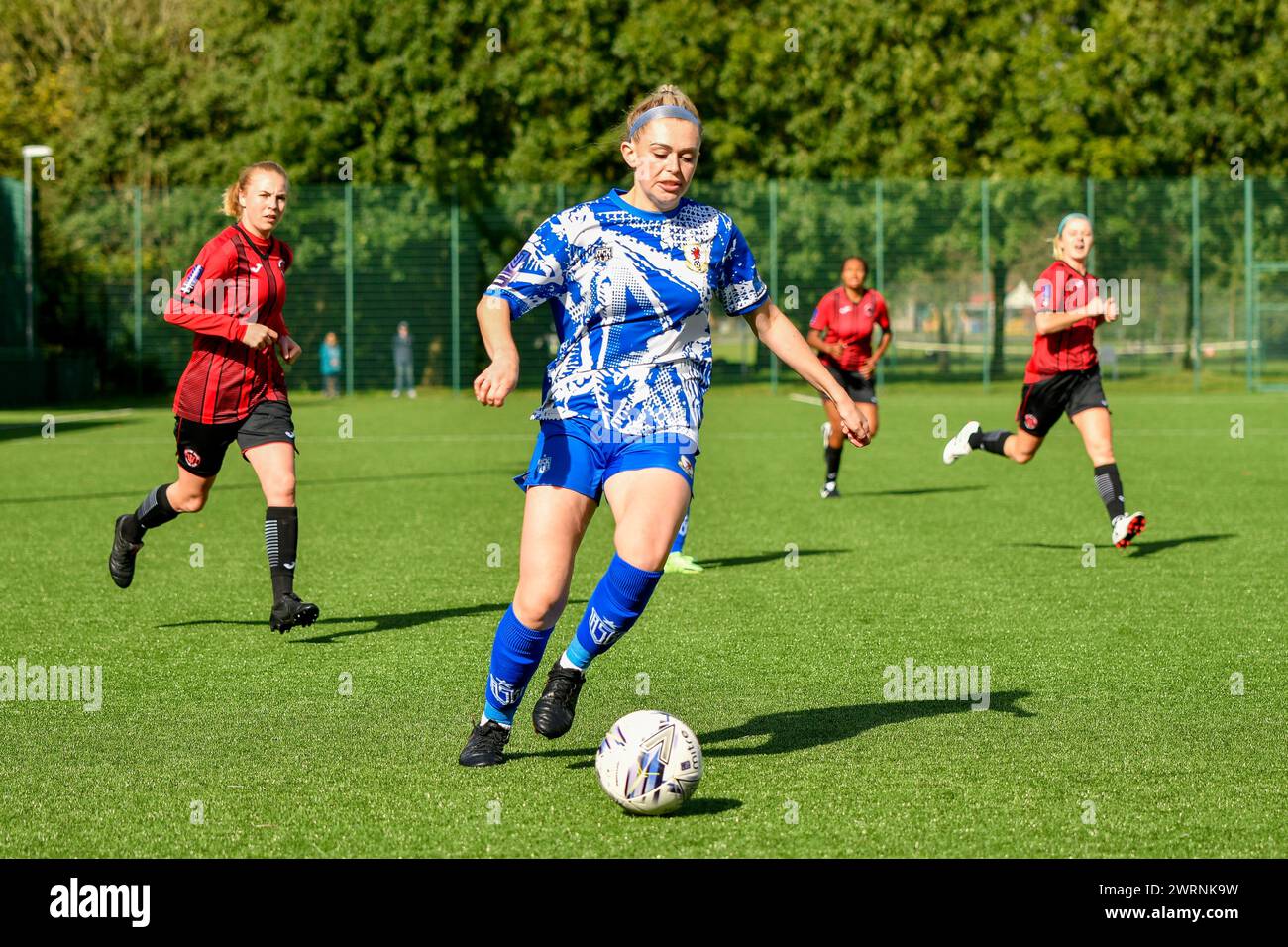 Ystrad Mynach, Galles. 3 ottobre 2021. Amber Roberts di Cardiff City Ladies on the ball durante la partita di fa Women's National League Southern Premier Division tra Cardiff City Ladies e Hounslow Women al Centre of Sporting Excellence di Ystrad Mynach, Galles, Regno Unito, il 3 ottobre 2021. Crediti: Duncan Thomas/Majestic Media. Foto Stock