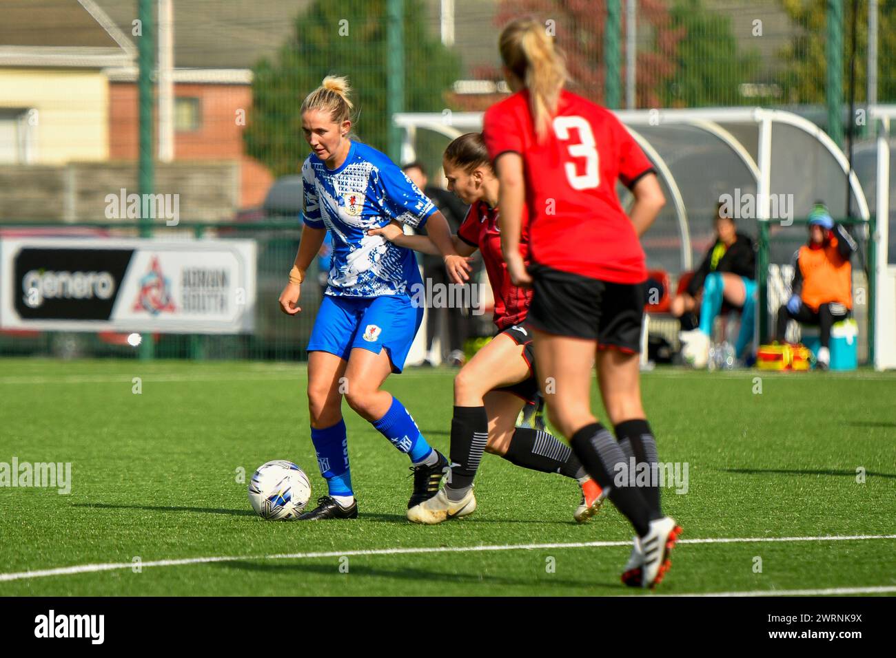 Ystrad Mynach, Galles. 3 ottobre 2021. Cori Williams di Cardiff City Ladies respinge la sfida di un giocatore di Hounslow durante la partita di fa Women's National League Southern Premier Division tra Cardiff City Ladies e Hounslow Women al Centre of Sporting Excellence di Ystrad Mynach, Galles, Regno Unito, il 3 ottobre 2021. Crediti: Duncan Thomas/Majestic Media. Foto Stock