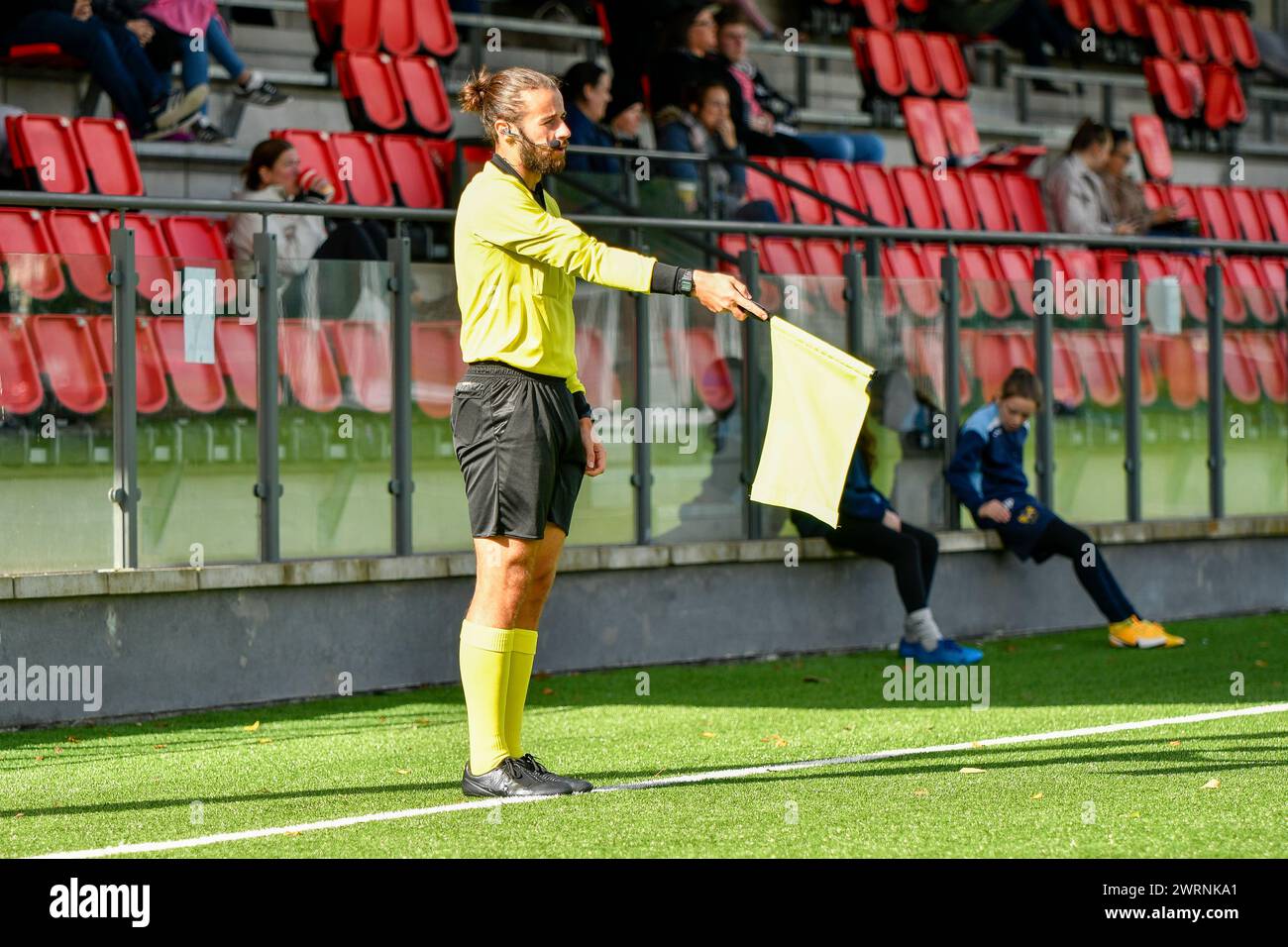 Ystrad Mynach, Galles. 3 ottobre 2021. L'assistente arbitro Tegid Richards alza la sua bandiera durante la partita di fa Women's National League Southern Premier Division tra Cardiff City Ladies e Hounslow Women al Centre of Sporting Excellence di Ystrad Mynach, Galles, Regno Unito, il 3 ottobre 2021. Crediti: Duncan Thomas/Majestic Media. Foto Stock
