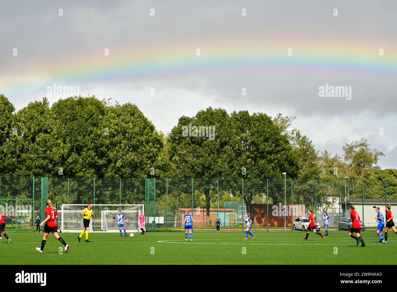 Ystrad Mynach, Galles. 3 ottobre 2021. Un arcobaleno appare durante la prima metà della partita di fa Women's National League Southern Premier Division tra Cardiff City Ladies e Hounslow Women al Centre of Sporting Excellence di Ystrad Mynach, Galles, Regno Unito, il 3 ottobre 2021. Crediti: Duncan Thomas/Majestic Media. Foto Stock