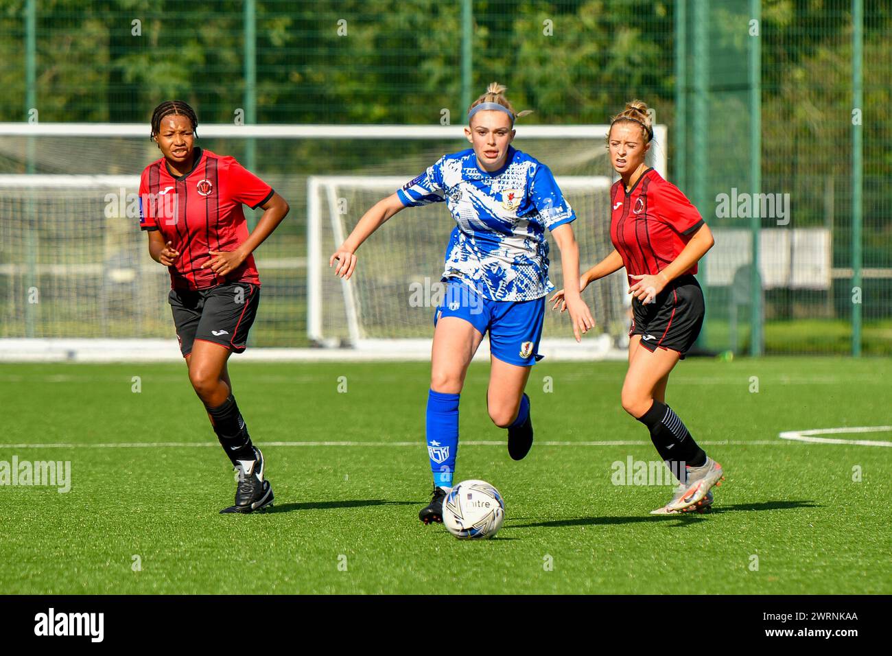 Ystrad Mynach, Galles. 3 ottobre 2021. Amber Roberts di Cardiff City Ladies affronta l'attacco durante la partita di fa Women's National League Southern Premier Division tra Cardiff City Ladies e Hounslow Women al Centre of Sporting Excellence di Ystrad Mynach, Galles, Regno Unito, il 3 ottobre 2021. Crediti: Duncan Thomas/Majestic Media. Foto Stock
