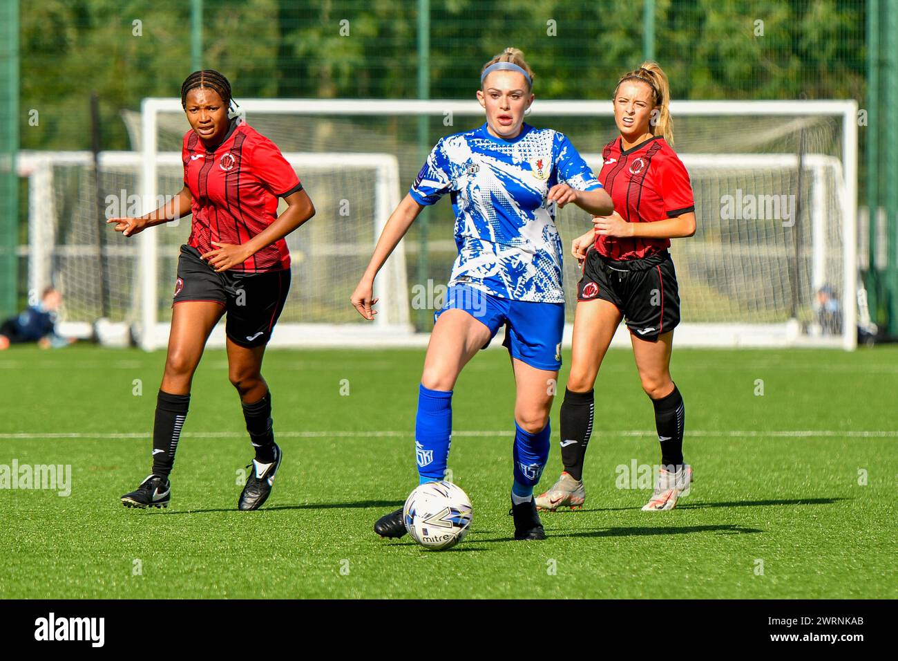 Ystrad Mynach, Galles. 3 ottobre 2021. Amber Roberts di Cardiff City Ladies on the ball durante la partita di fa Women's National League Southern Premier Division tra Cardiff City Ladies e Hounslow Women al Centre of Sporting Excellence di Ystrad Mynach, Galles, Regno Unito, il 3 ottobre 2021. Crediti: Duncan Thomas/Majestic Media. Foto Stock
