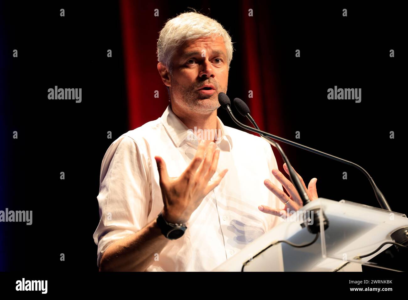 Laurent Wauquiez, politico francese "Les Républicains", durante la campagna elettorale a Sarlat nel Périgord noir a sostegno del locale c Foto Stock