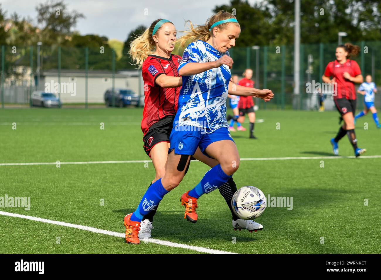 Ystrad Mynach, Galles. 3 ottobre 2021. Ellie Sargent di Cardiff City Ladies affronta la sfida di Taylor Brackin di Hounslow Women durante la partita di fa Women's National League Southern Premier Division tra Cardiff City Ladies e Hounslow Women al Centre of Sporting Excellence di Ystrad Mynach, Galles, Regno Unito, il 3 ottobre 2021. Crediti: Duncan Thomas/Majestic Media. Foto Stock