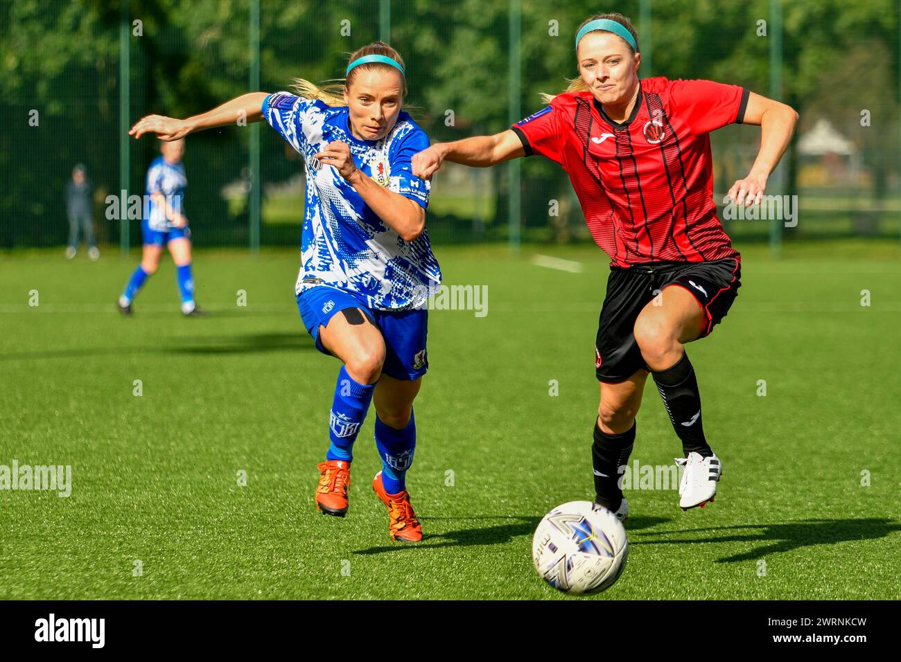 Ystrad Mynach, Galles. 3 ottobre 2021. Ellie Sargent di Cardiff City Ladies gareggia per il possesso con Taylor Brackin di Hounslow Women durante la partita di fa Women's National League Southern Premier Division tra Cardiff City Ladies e Hounslow Women al Centre of Sporting Excellence di Ystrad Mynach, Galles, Regno Unito, il 3 ottobre 2021. Crediti: Duncan Thomas/Majestic Media. Foto Stock