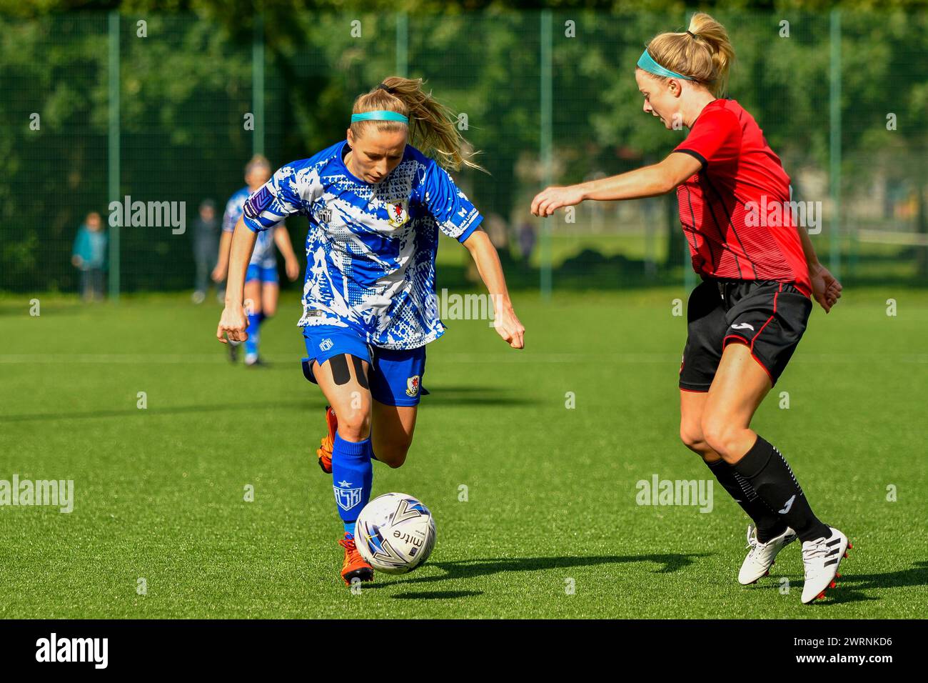 Ystrad Mynach, Galles. 3 ottobre 2021. Ellie Sargent di Cardiff City Ladies va all'attacco durante la partita di fa Women's National League Southern Premier Division tra Cardiff City Ladies e Hounslow Women al Centre of Sporting Excellence di Ystrad Mynach, Galles, Regno Unito, il 3 ottobre 2021. Crediti: Duncan Thomas/Majestic Media. Foto Stock