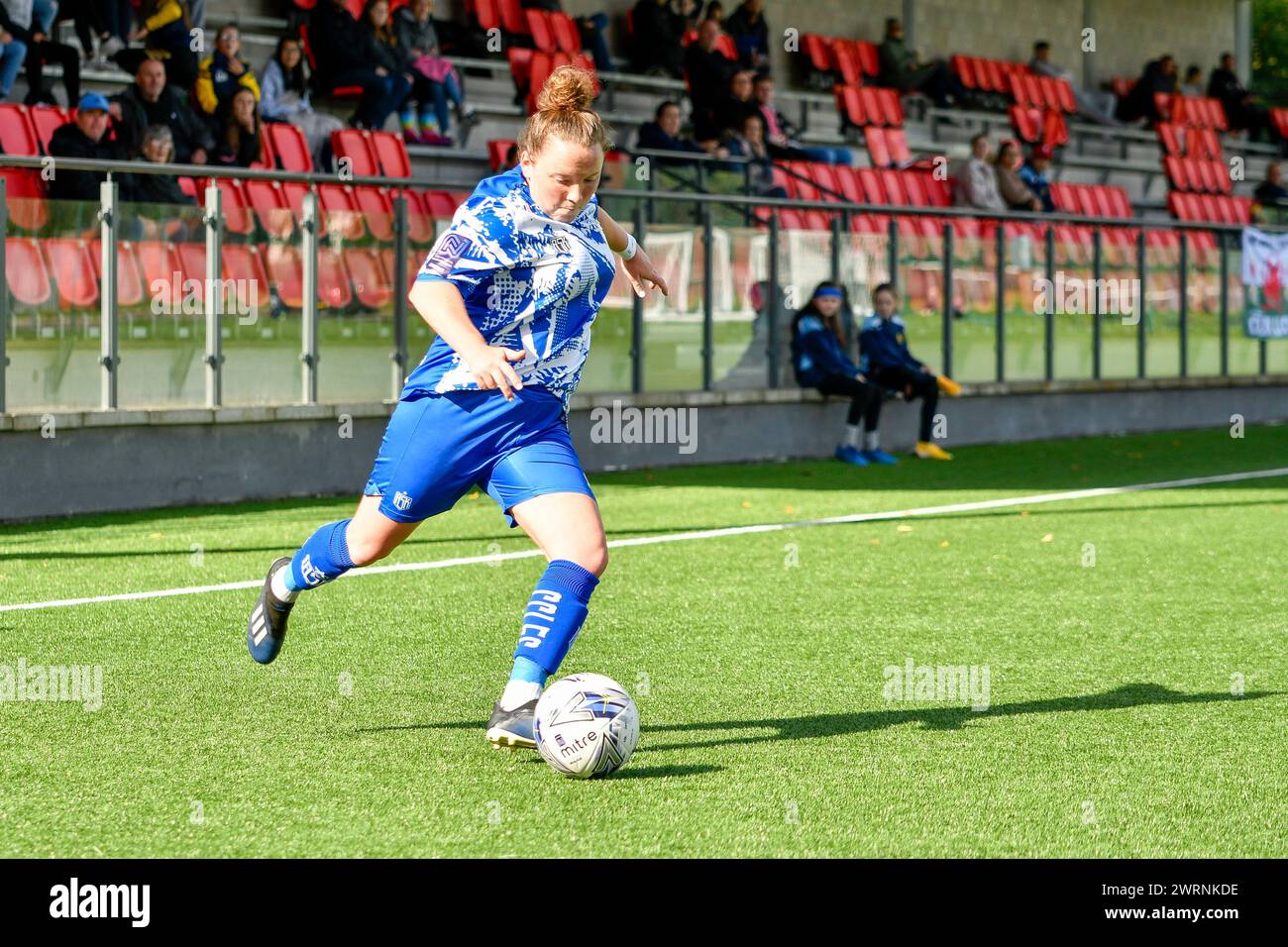 Ystrad Mynach, Galles. 3 ottobre 2021. Libby Piggott di Cardiff City Ladies attraversa il pallone durante la partita di fa Women's National League Southern Premier Division tra Cardiff City Ladies e Hounslow Women al Centre of Sporting Excellence di Ystrad Mynach, Galles, Regno Unito, il 3 ottobre 2021. Crediti: Duncan Thomas/Majestic Media. Foto Stock