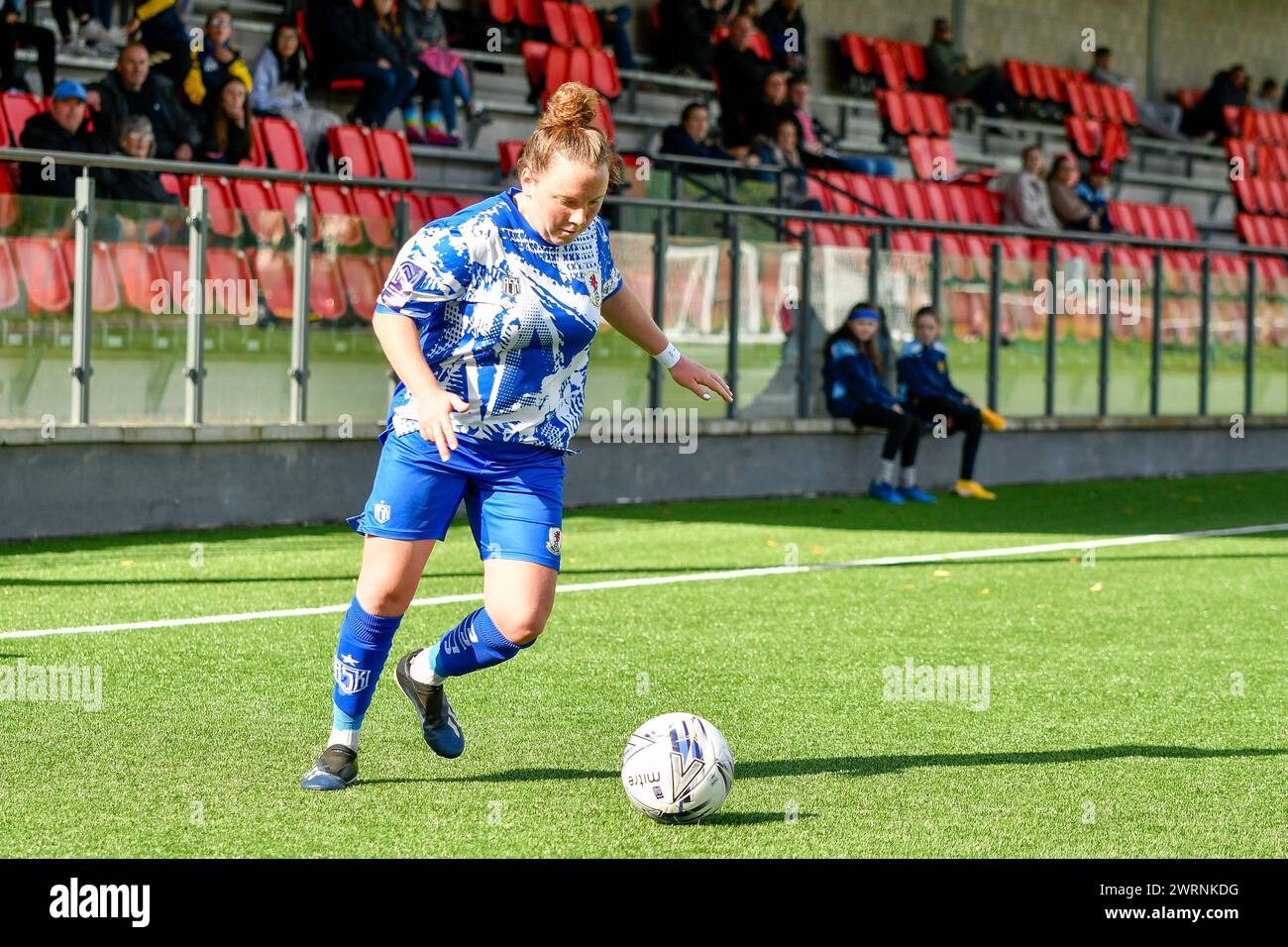 Ystrad Mynach, Galles. 3 ottobre 2021. Libby Piggott di Cardiff City Ladies attraversa il pallone durante la partita di fa Women's National League Southern Premier Division tra Cardiff City Ladies e Hounslow Women al Centre of Sporting Excellence di Ystrad Mynach, Galles, Regno Unito, il 3 ottobre 2021. Crediti: Duncan Thomas/Majestic Media. Foto Stock