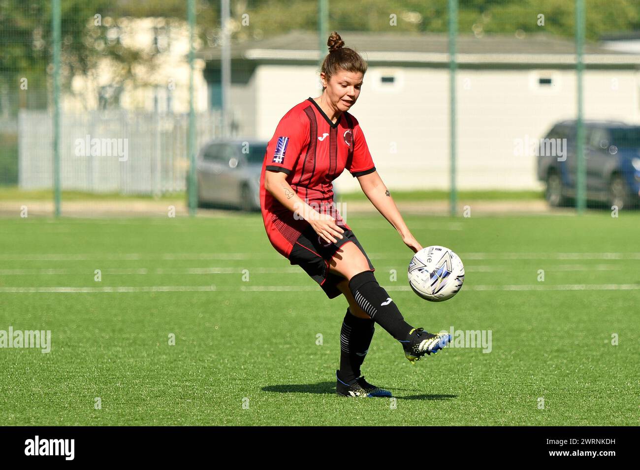 Ystrad Mynach, Galles. 3 ottobre 2021. CATIA Reis Campos di Hounslow Women in azione durante la partita di fa Women's National League Southern Premier Division tra Cardiff City Ladies e Hounslow Women al Centre of Sporting Excellence di Ystrad Mynach, Galles, Regno Unito, il 3 ottobre 2021. Crediti: Duncan Thomas/Majestic Media. Foto Stock