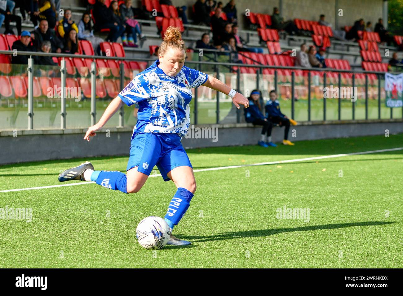Ystrad Mynach, Galles. 3 ottobre 2021. Libby Piggott di Cardiff City Ladies attraversa il pallone durante la partita di fa Women's National League Southern Premier Division tra Cardiff City Ladies e Hounslow Women al Centre of Sporting Excellence di Ystrad Mynach, Galles, Regno Unito, il 3 ottobre 2021. Crediti: Duncan Thomas/Majestic Media. Foto Stock