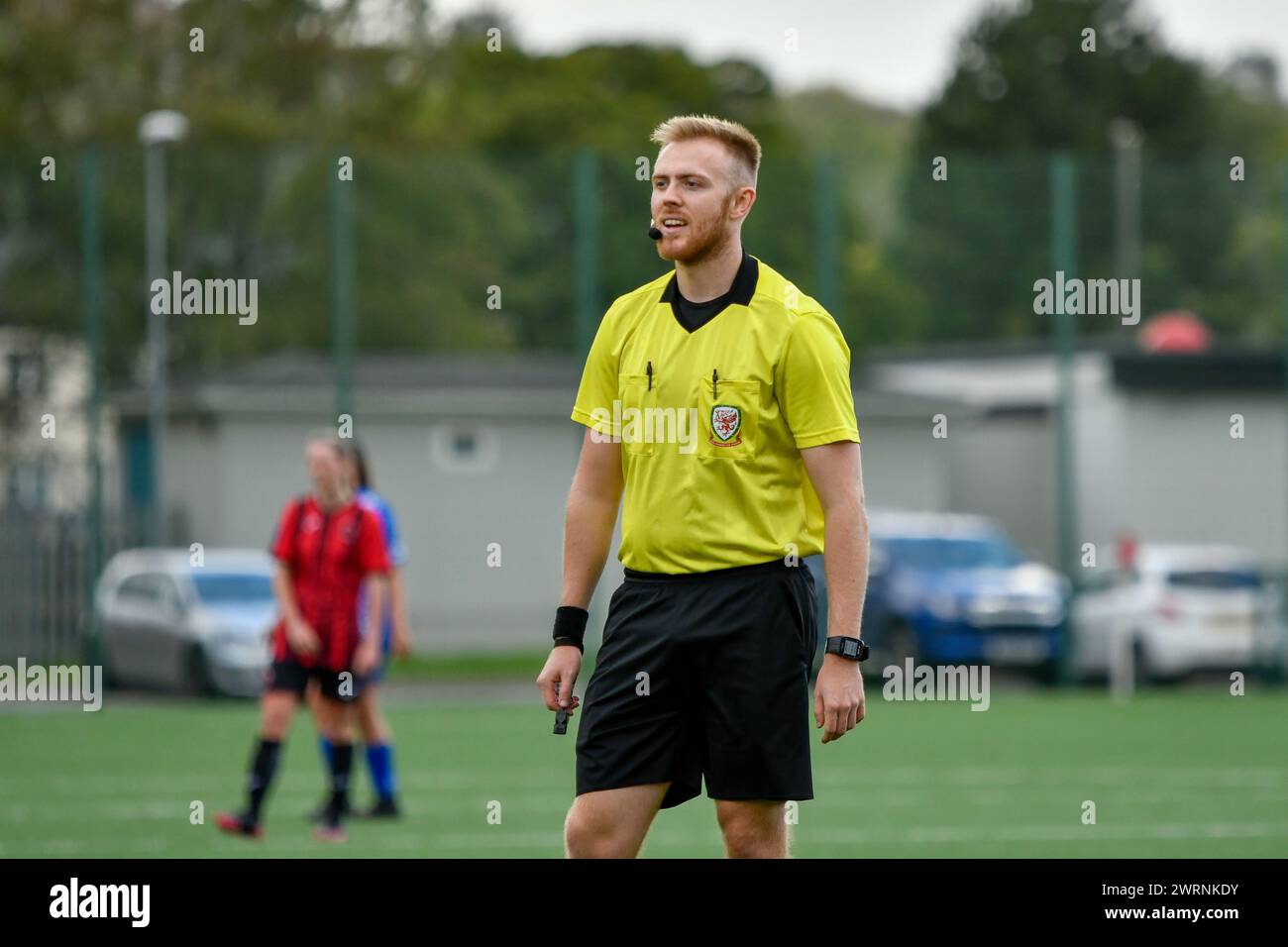 Ystrad Mynach, Galles. 3 ottobre 2021. Arbitro di partita Ieuan Lewis durante la partita di fa Women's National League Southern Premier Division tra Cardiff City Ladies e Hounslow Women al Centre of Sporting Excellence di Ystrad Mynach, Galles, Regno Unito, il 3 ottobre 2021. Crediti: Duncan Thomas/Majestic Media. Foto Stock