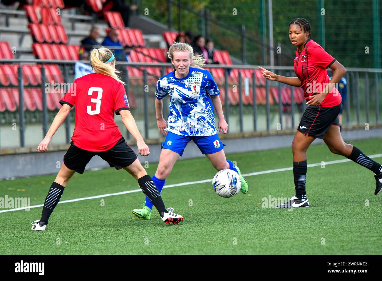 Ystrad Mynach, Galles. 3 ottobre 2021. Ruby Scahill di Cardiff City Ladies sotto pressione da Shakira Waithe di Hounslow durante la partita di fa Women's National League Southern Premier Division tra Cardiff City Ladies e Hounslow Women al Centre of Sporting Excellence di Ystrad Mynach, Galles, Regno Unito, il 3 ottobre 2021. Crediti: Duncan Thomas/Majestic Media. Foto Stock