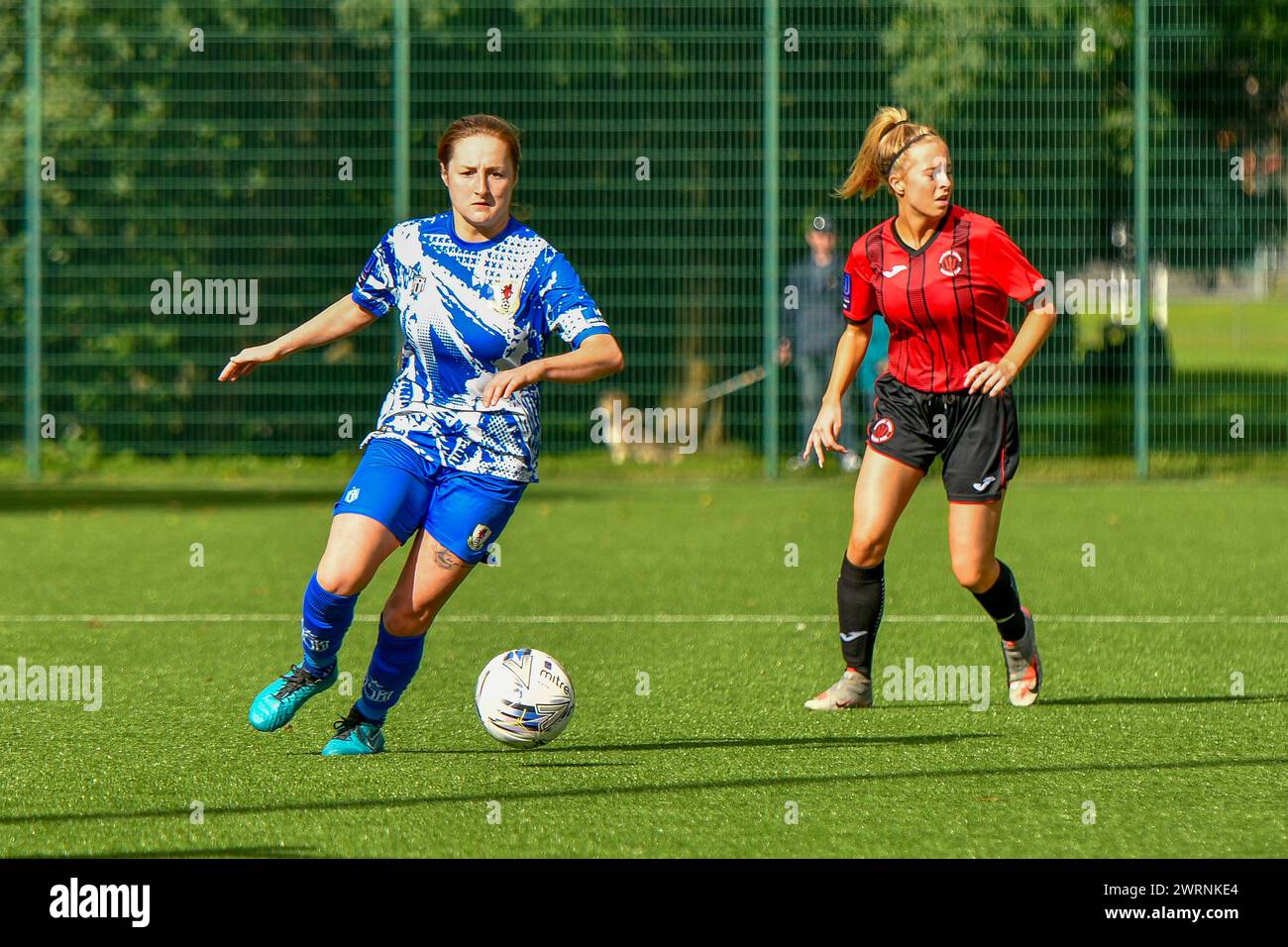 Ystrad Mynach, Galles. 3 ottobre 2021. Chloe Lloyd di Cardiff City Ladies on the ball durante la partita di fa Women's National League Southern Premier Division tra Cardiff City Ladies e Hounslow Women al Centre of Sporting Excellence di Ystrad Mynach, Galles, Regno Unito, il 3 ottobre 2021. Crediti: Duncan Thomas/Majestic Media. Foto Stock