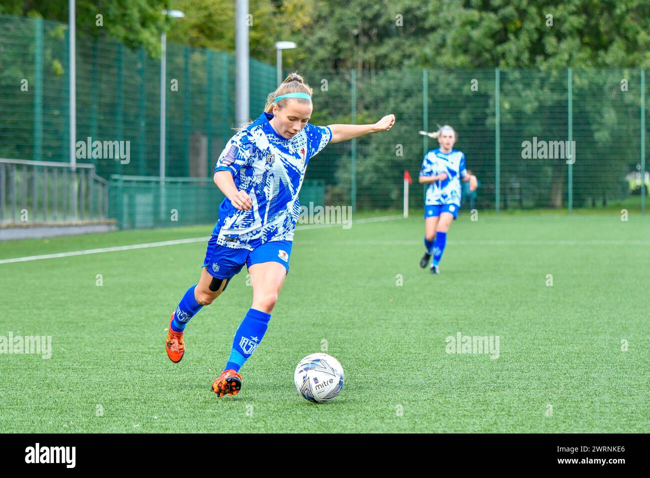 Ystrad Mynach, Galles. 3 ottobre 2021. Ellie Sargent di Cardiff City Ladies attraversa il pallone durante la partita di fa Women's National League Southern Premier Division tra Cardiff City Ladies e Hounslow Women al Centre of Sporting Excellence di Ystrad Mynach, Galles, Regno Unito, il 3 ottobre 2021. Crediti: Duncan Thomas/Majestic Media. Foto Stock