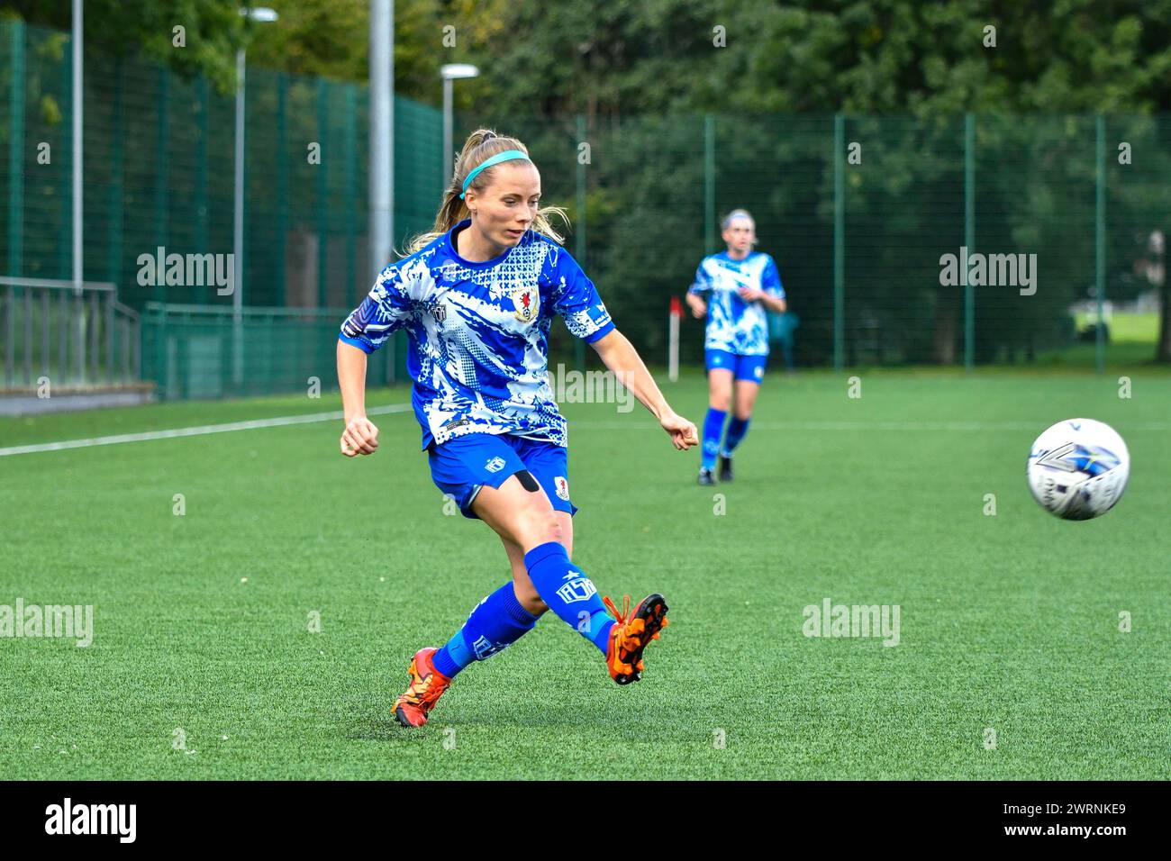 Ystrad Mynach, Galles. 3 ottobre 2021. Ellie Sargent di Cardiff City Ladies attraversa il pallone durante la partita di fa Women's National League Southern Premier Division tra Cardiff City Ladies e Hounslow Women al Centre of Sporting Excellence di Ystrad Mynach, Galles, Regno Unito, il 3 ottobre 2021. Crediti: Duncan Thomas/Majestic Media. Foto Stock