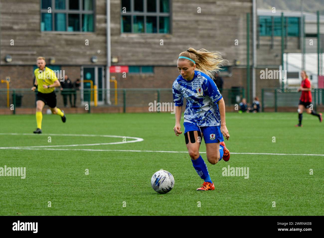 Ystrad Mynach, Galles. 3 ottobre 2021. Ellie Sargent di Cardiff City Ladies va all'attacco durante la partita di fa Women's National League Southern Premier Division tra Cardiff City Ladies e Hounslow Women al Centre of Sporting Excellence di Ystrad Mynach, Galles, Regno Unito, il 3 ottobre 2021. Crediti: Duncan Thomas/Majestic Media. Foto Stock