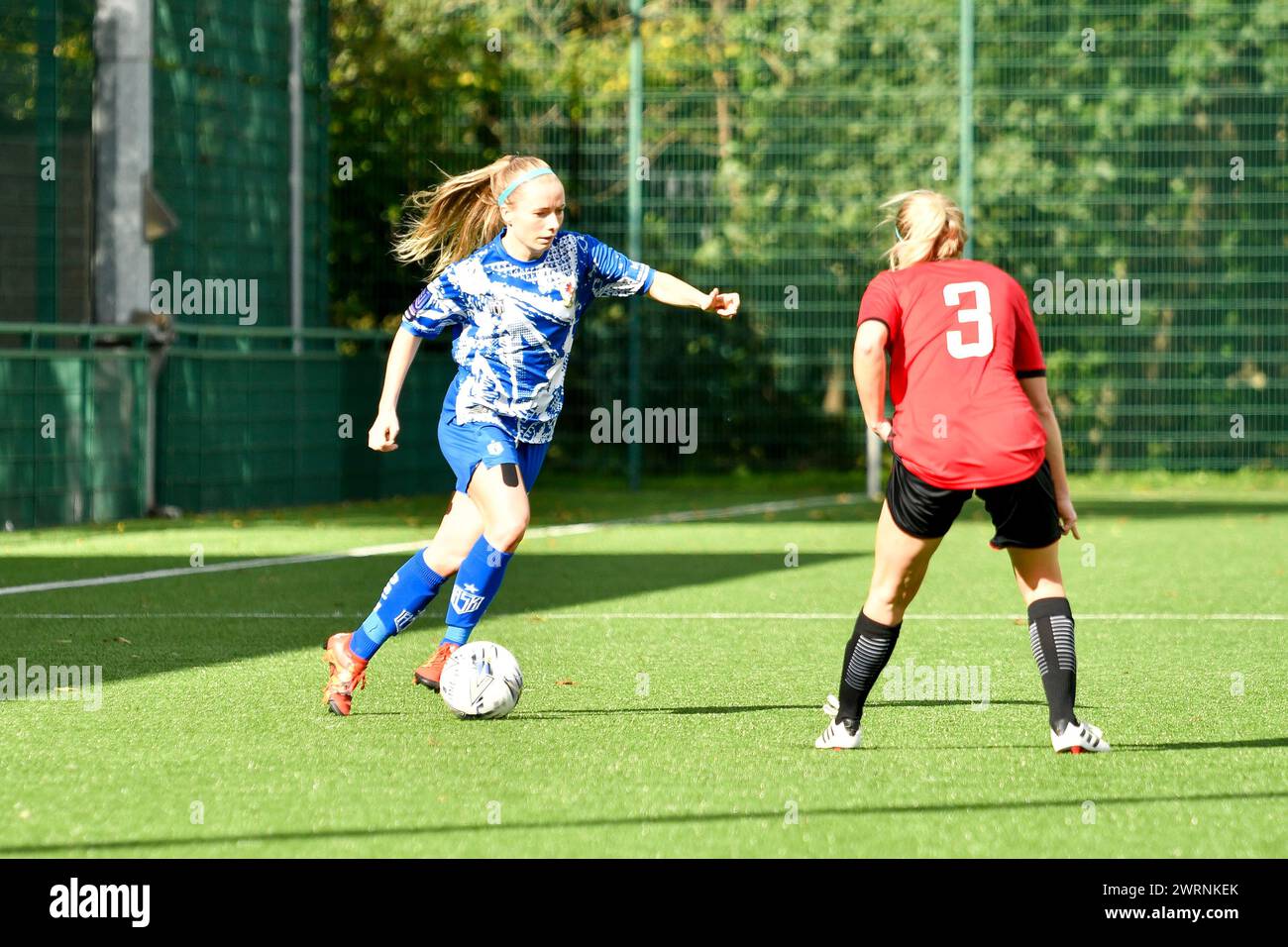 Ystrad Mynach, Galles. 3 ottobre 2021. Ellie Sargent di Cardiff City Ladies va all'attacco durante la partita di fa Women's National League Southern Premier Division tra Cardiff City Ladies e Hounslow Women al Centre of Sporting Excellence di Ystrad Mynach, Galles, Regno Unito, il 3 ottobre 2021. Crediti: Duncan Thomas/Majestic Media. Foto Stock