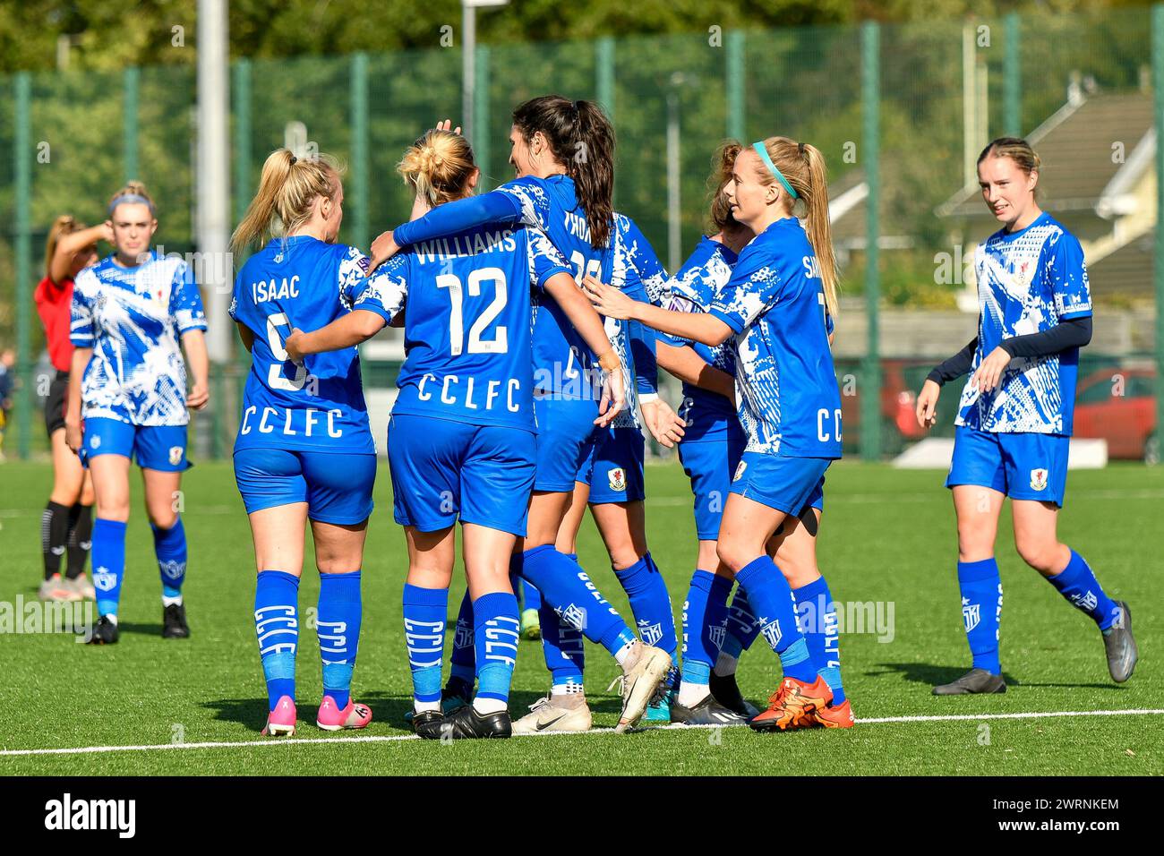 Ystrad Mynach, Galles. 3 ottobre 2021. Le giocatrici del Cardiff City Ladies celebrano il gol di apertura della loro squadra durante la partita di fa Women's National League Southern Premier Division tra Cardiff City Ladies e Hounslow Women al Centre of Sporting Excellence di Ystrad Mynach, Galles, Regno Unito, il 3 ottobre 2021. Crediti: Duncan Thomas/Majestic Media. Foto Stock