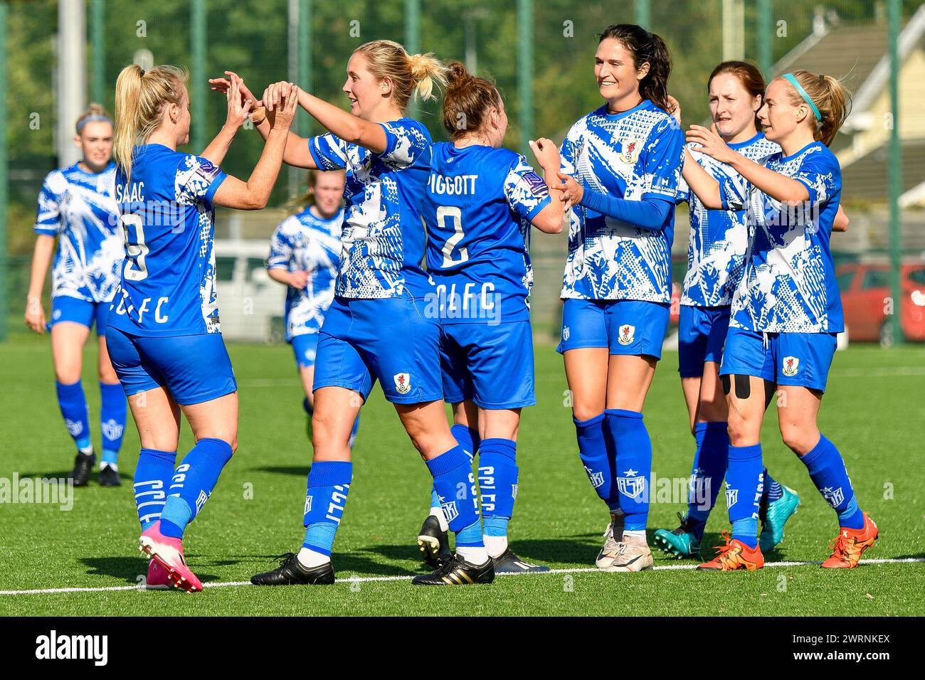 Ystrad Mynach, Galles. 3 ottobre 2021. Le giocatrici del Cardiff City Ladies celebrano il gol di apertura della loro squadra durante la partita di fa Women's National League Southern Premier Division tra Cardiff City Ladies e Hounslow Women al Centre of Sporting Excellence di Ystrad Mynach, Galles, Regno Unito, il 3 ottobre 2021. Crediti: Duncan Thomas/Majestic Media. Foto Stock