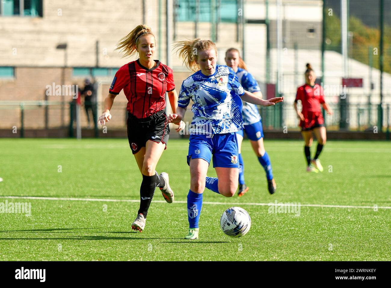 Ystrad Mynach, Galles. 3 ottobre 2021. Ruby Scahill di Cardiff City Ladies affronta l'attacco durante la partita di fa Women's National League Southern Premier Division tra Cardiff City Ladies e Hounslow Women al Centre of Sporting Excellence di Ystrad Mynach, Galles, Regno Unito, il 3 ottobre 2021. Crediti: Duncan Thomas/Majestic Media. Foto Stock