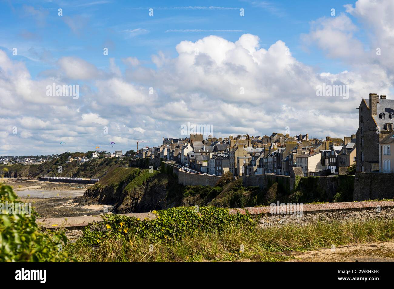 Haute ville de Granville au bord de la falaise pendant la marée basse Foto Stock