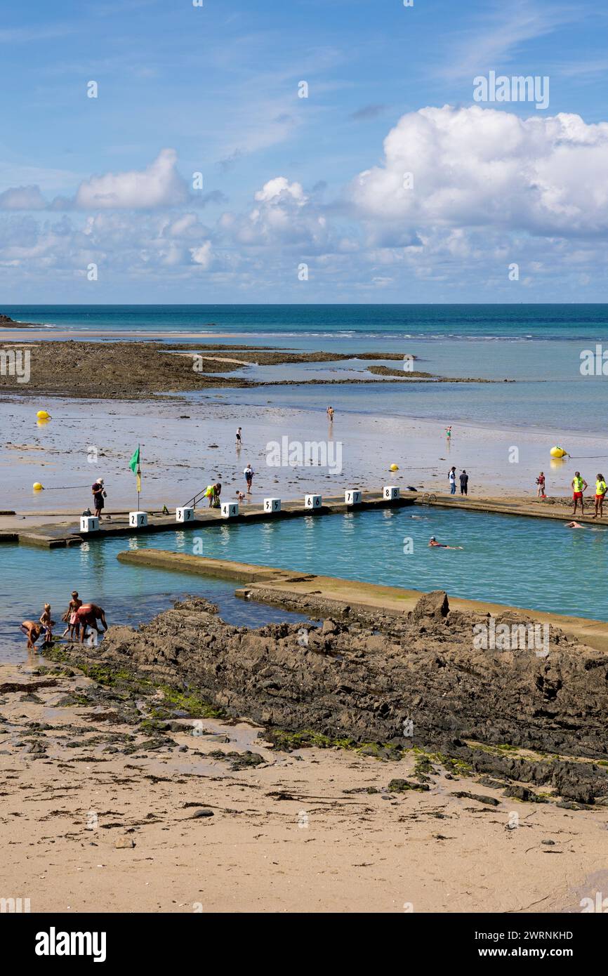 Piscine de mer à marrée basse sur la plage du Plat Gousset à Granville Foto Stock