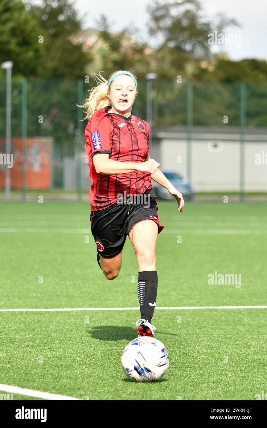 Ystrad Mynach, Galles. 3 ottobre 2021. Taylor Brackin di Hounslow Women in azione durante la partita di fa Women's National League Southern Premier Division tra Cardiff City Ladies e Hounslow Women al Centre of Sporting Excellence di Ystrad Mynach, Galles, Regno Unito, il 3 ottobre 2021. Crediti: Duncan Thomas/Majestic Media. Foto Stock