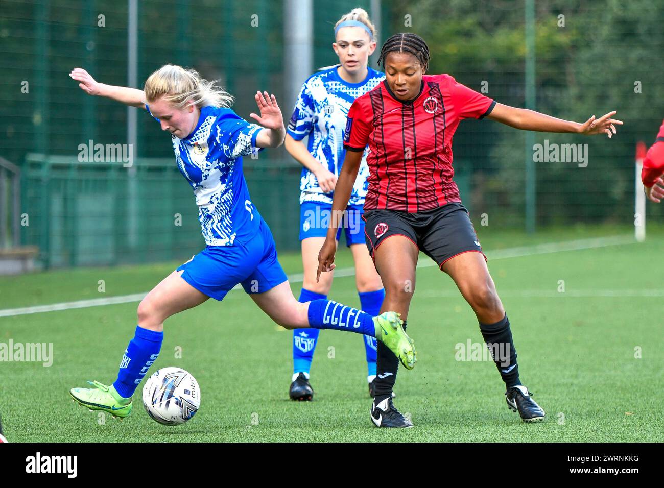 Ystrad Mynach, Galles. 3 ottobre 2021. Ruby Scahill di Cardiff City Ladies sfida per il possesso con Shakira Waithe di Hounslow Women durante la partita di fa Women's National League Southern Premier Division tra Cardiff City Ladies e Hounslow Women al Centre of Sporting Excellence di Ystrad Mynach, Galles, Regno Unito, il 3 ottobre 2021. Crediti: Duncan Thomas/Majestic Media. Foto Stock