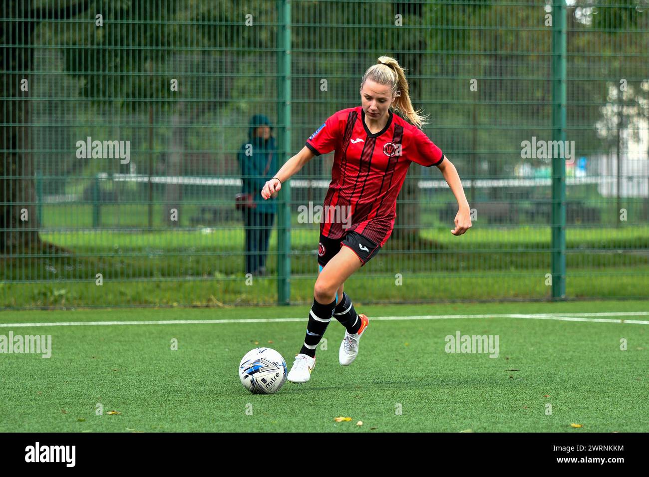 Ystrad Mynach, Galles. 3 ottobre 2021. Jessica Watkins di Hounslow Women in azione durante la partita di fa Women's National League Southern Premier Division tra Cardiff City Ladies e Hounslow Women al Centre of Sporting Excellence di Ystrad Mynach, Galles, Regno Unito, il 3 ottobre 2021. Crediti: Duncan Thomas/Majestic Media. Foto Stock